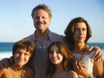 Família na praia ao pôr do sol