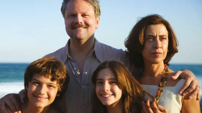 Família na praia ao pôr do sol