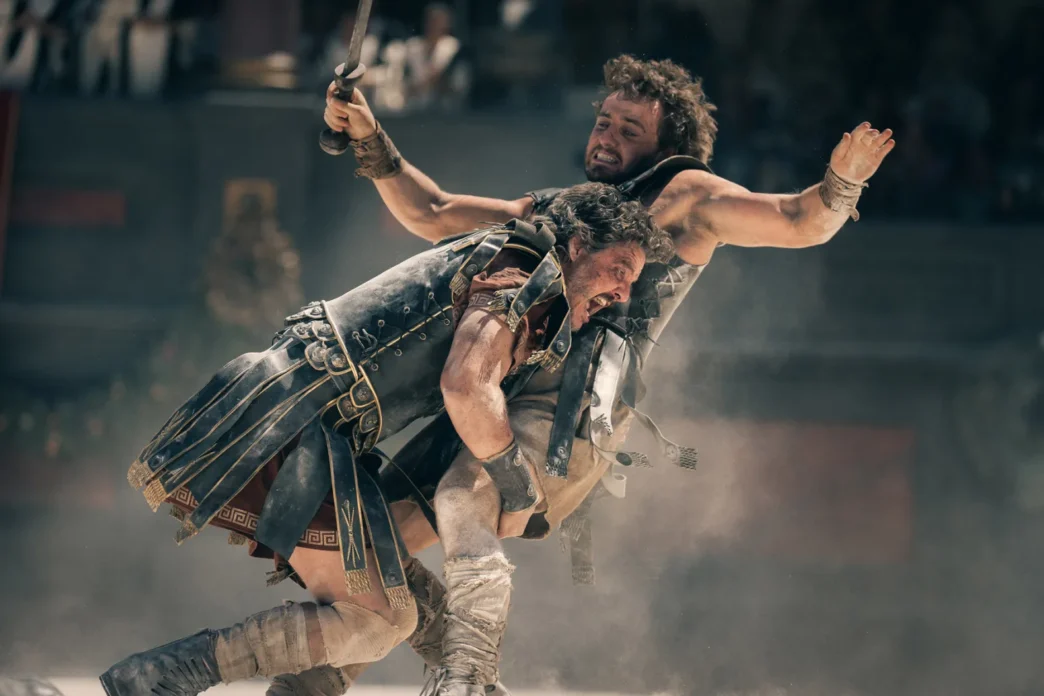 Gladiadores lutando em uma arena.