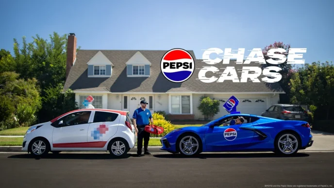 Propaganda Pepsi com carros coloridos em frente a casa.