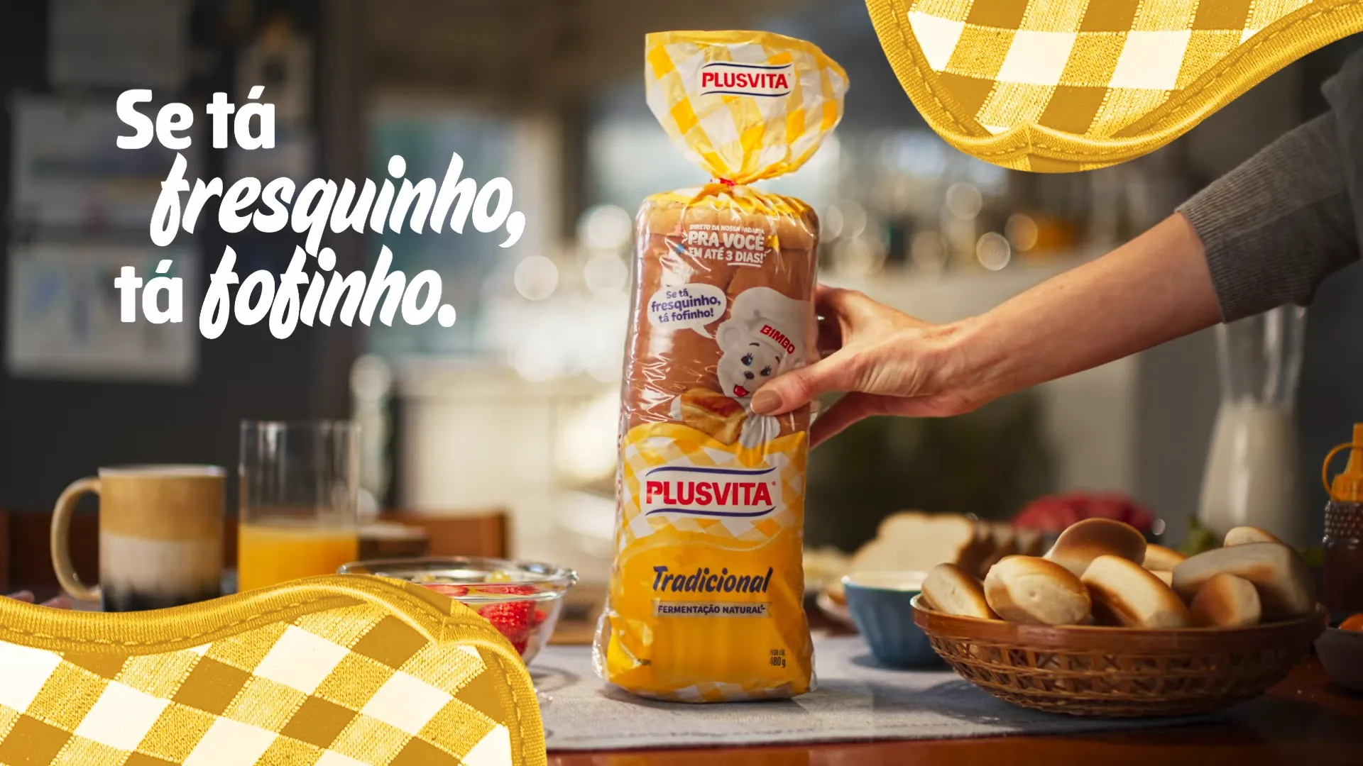 Pão Plusvita Tradicional na mesa do café da manhã.