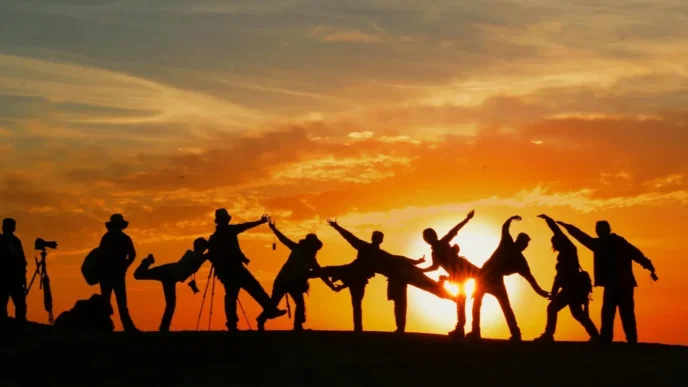 Silhuetas de pessoas brincando ao pôr do sol