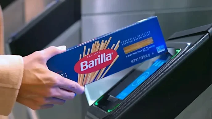 Macarrão Barilla passando por leitor digital em mercado.