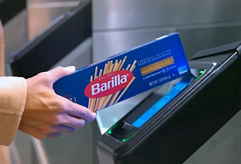 Macarrão Barilla passando por leitor digital em mercado.