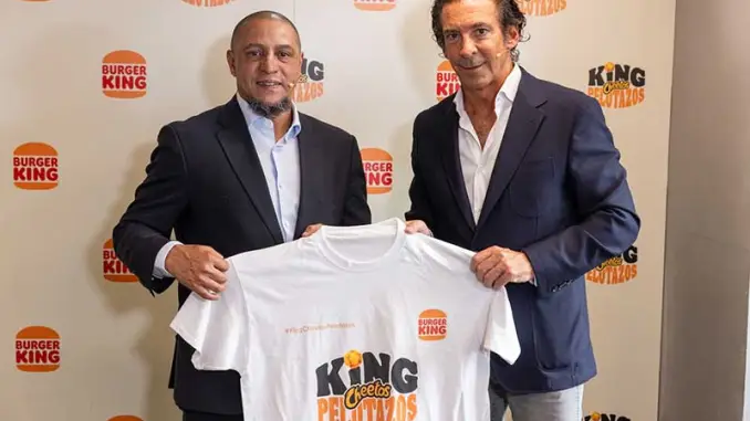 Dois homens seguram camiseta do Burger King.