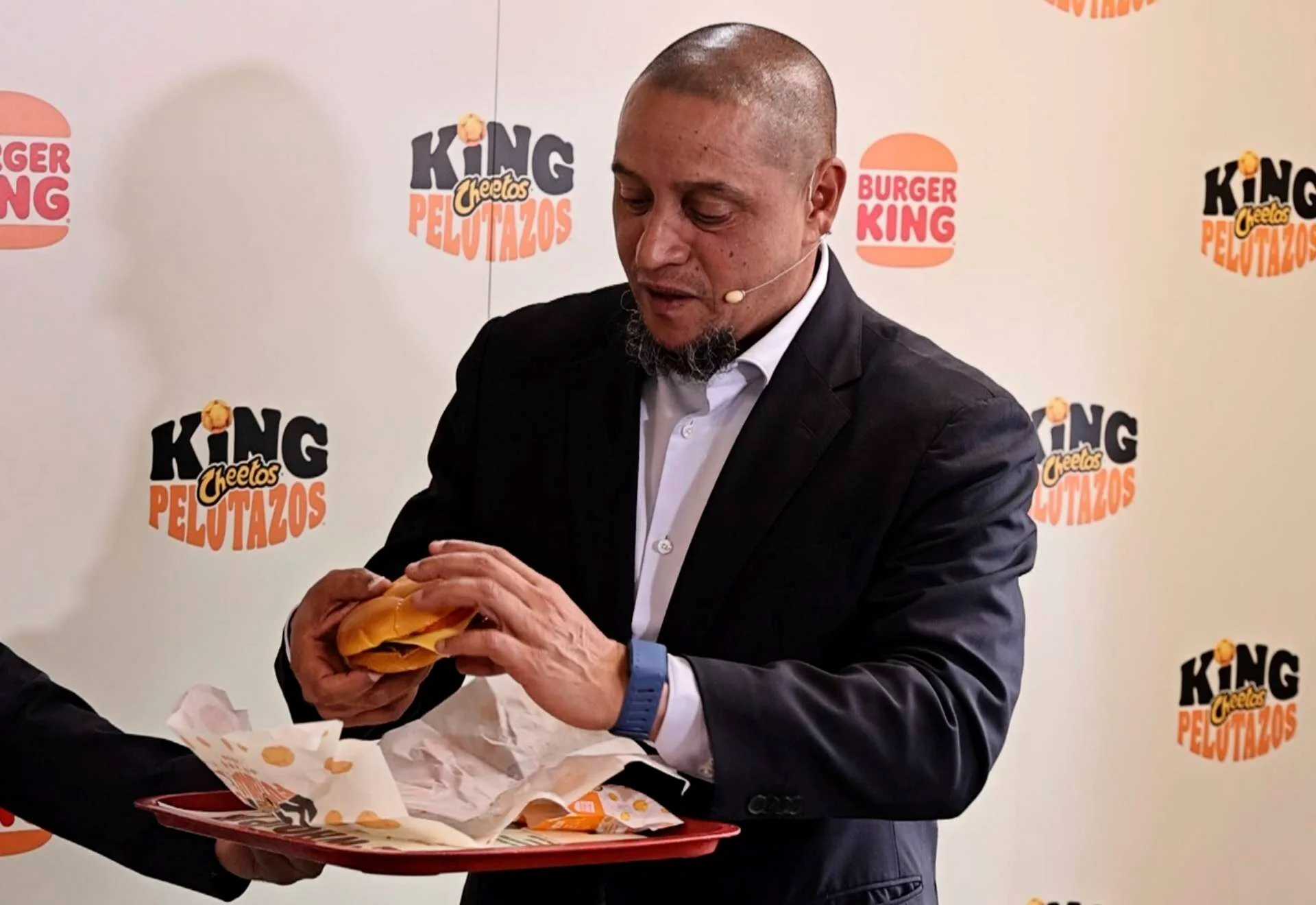 Homem com hambúrguer em evento Burger King.