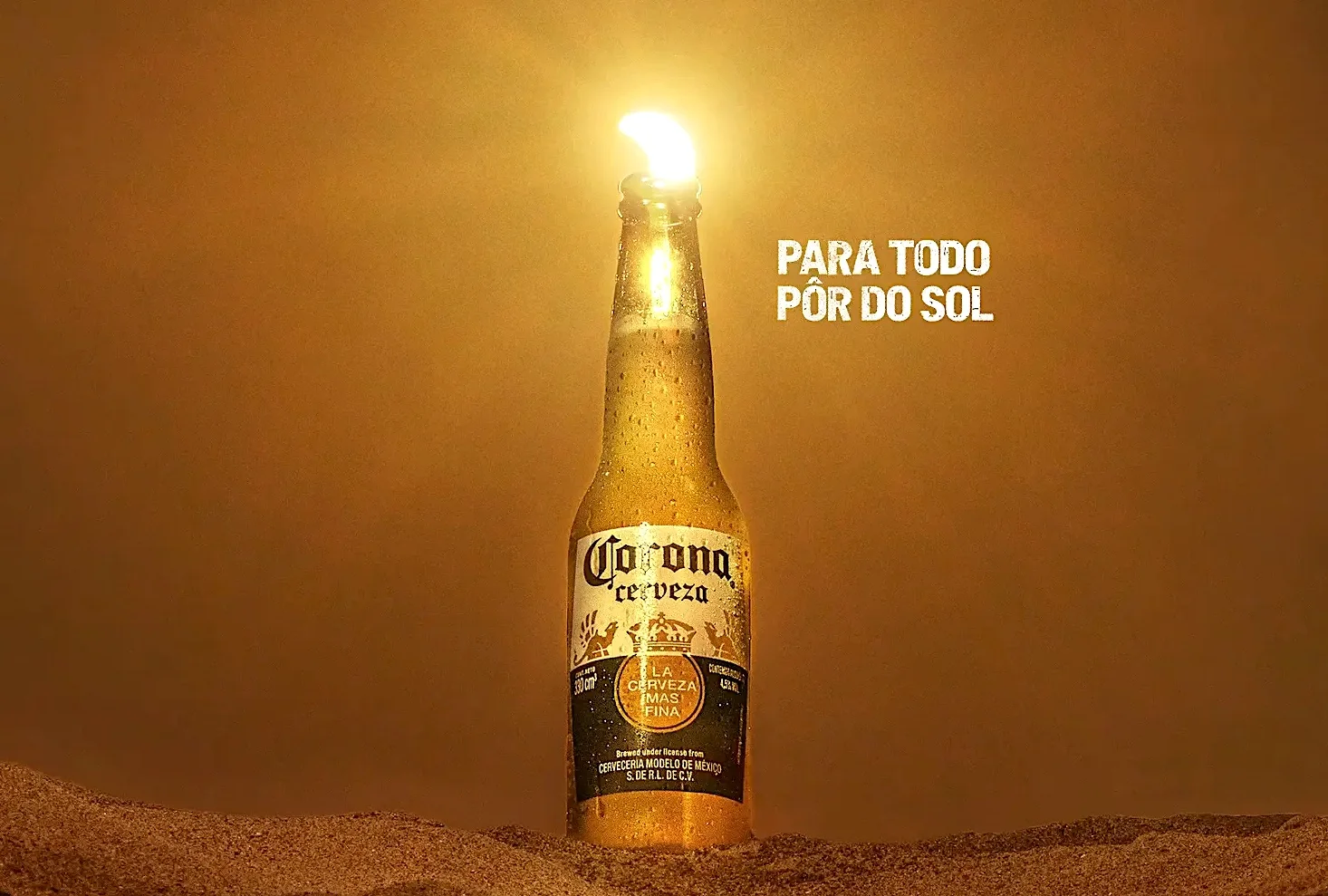 Garrafa de cerveja no pôr do sol.