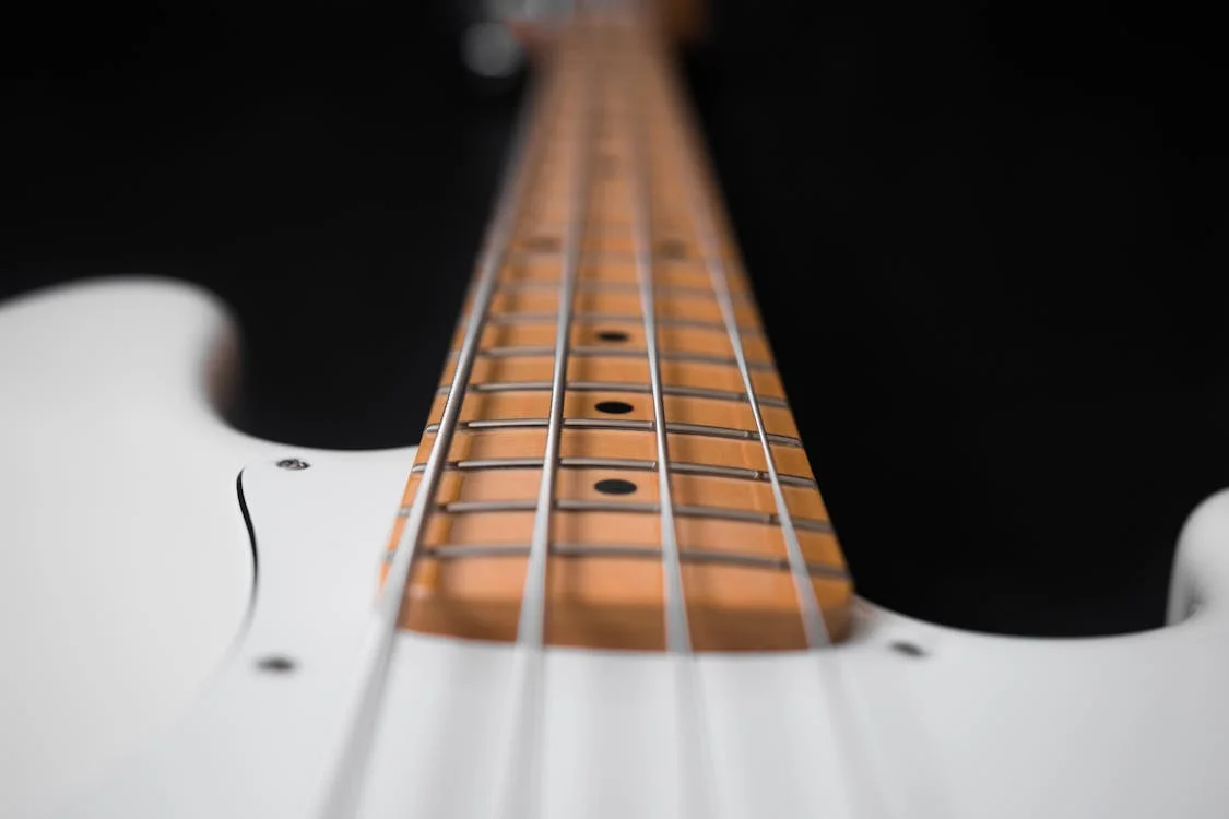 Close-up de guitarra elétrica branca.