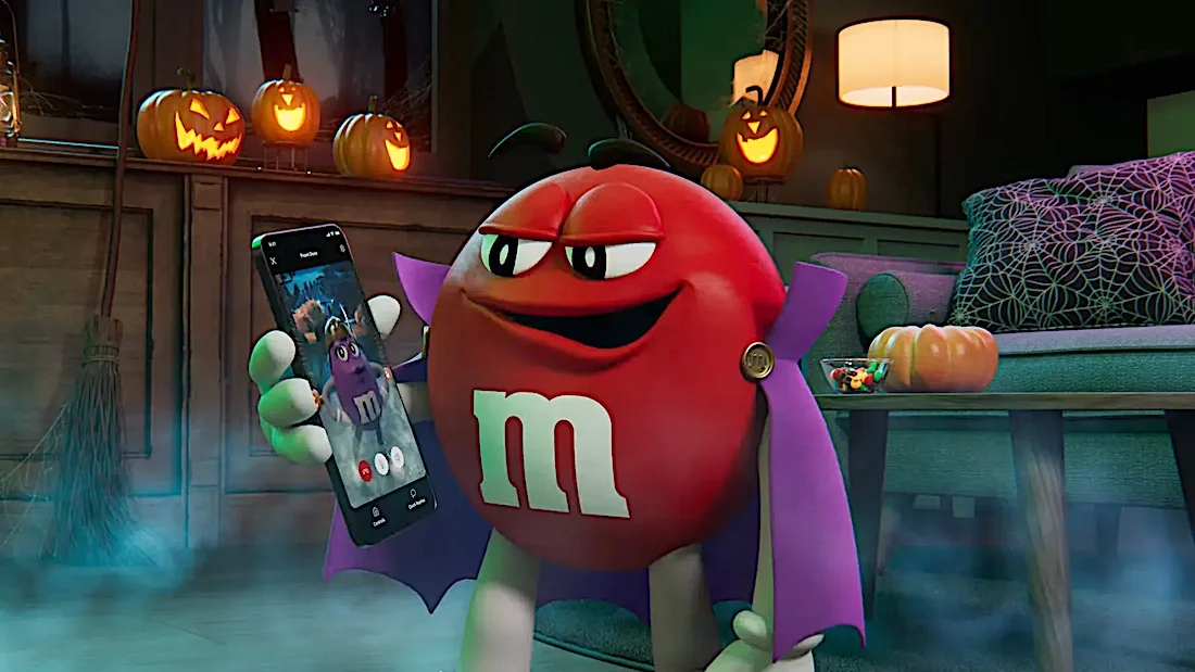 Personagem M&M em videoconferência no Halloween