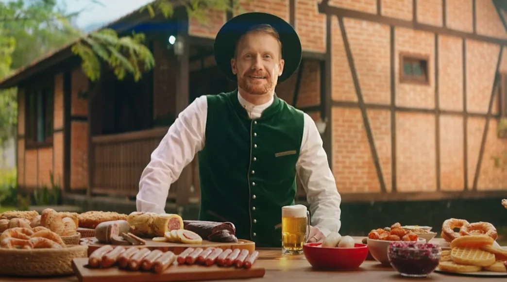 Homem com comida alemã ao ar livre