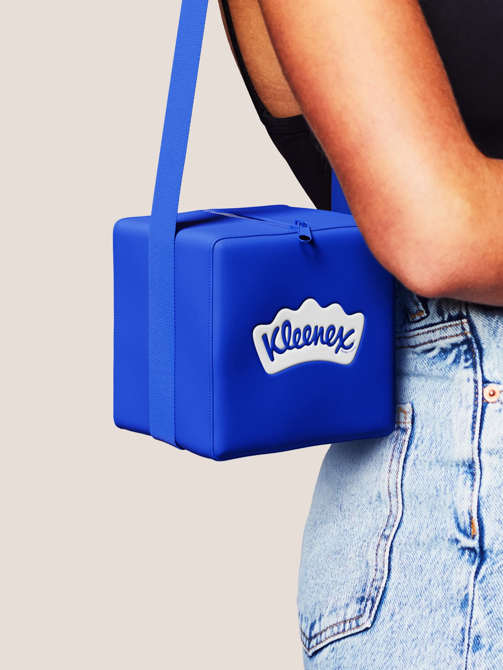 Bolsa azul Kleenex com alça, estilo moderno.