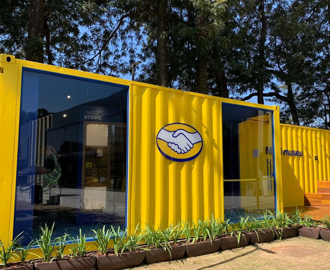 Fachada de container amarelo de um museu.