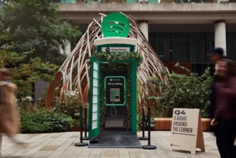 Cabine telefônica com logotipo verde da Spotify