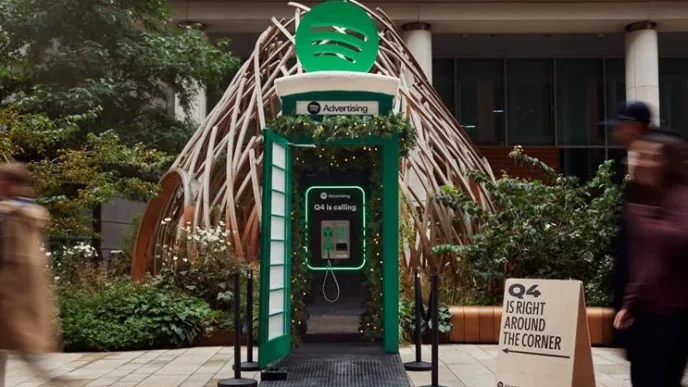 Cabine telefônica com logotipo verde da Spotify