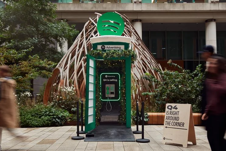 Cabine telefônica com logotipo verde da Spotify