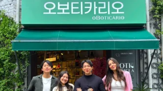 Pessoas sorrindo em frente à loja O Boticário.