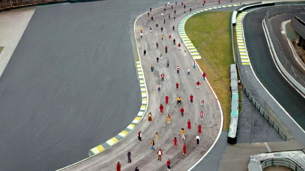 Pessoas caminhando em pista de corrida, Interlagos, São Paulo.