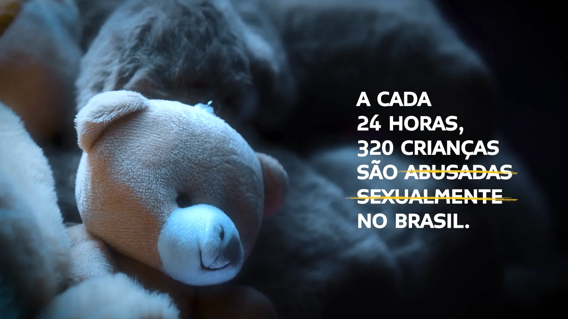 Urso de pelúcia com texto sobre abuso infantil.