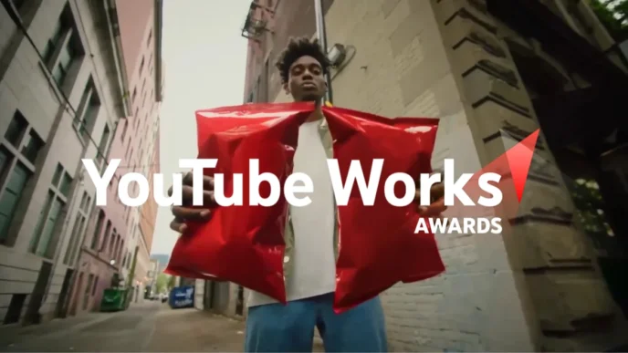 Homem com almofadas vermelhas, texto YouTube Works Awards.