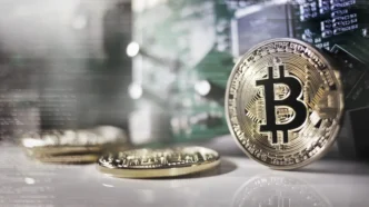 Moedas de Bitcoin com placa de circuito.