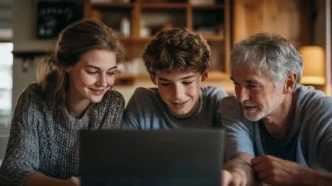 Família usando laptop na sala de estar.