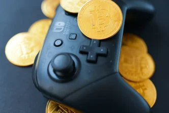 Controle de videogame e moedas de Bitcoin.