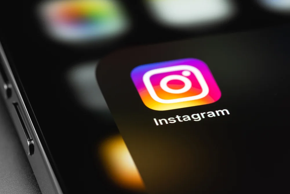 Ícone do Instagram em tela de smartphone.