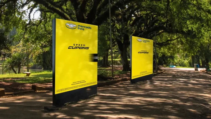 Anúncio amarelo do Mercado Livre em parque arborizado.