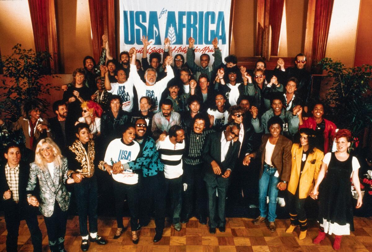 Grupo de artistas em evento USA for Africa.