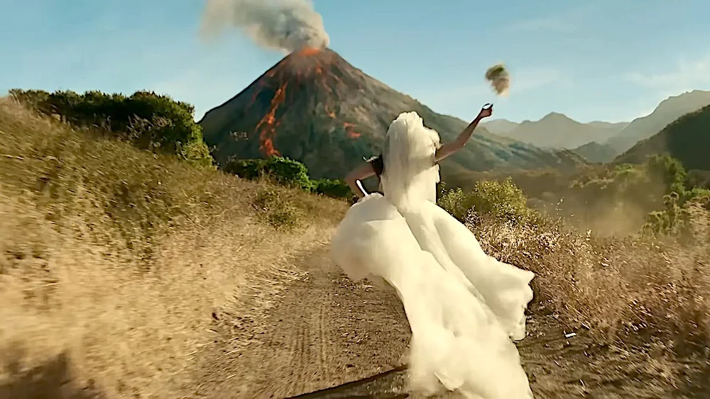 Noiva corre em direção a vulcão em erupção