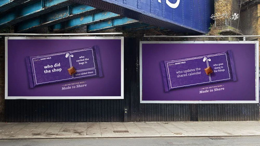 Publicidade de chocolate Cadbury em outdoors urbanos.