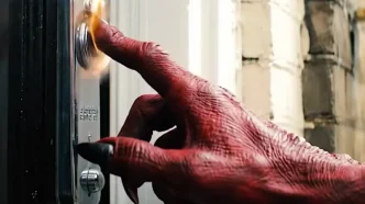 Mão vermelha demoníaca tocando campainha.