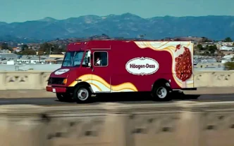 Caminhão de sorvetes Häagen-Dazs em movimento.