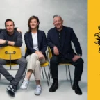 Equipe sentada com logo da Leo Constellation.