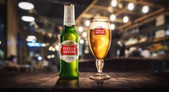 Cerveja Stella Artois no bar iluminado