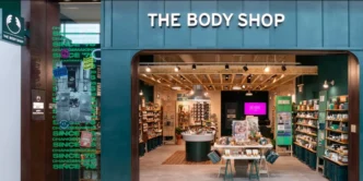 Fachada da loja The Body Shop iluminada