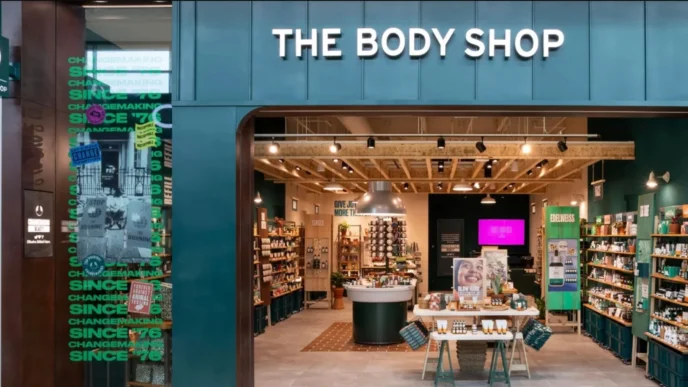 Fachada da loja The Body Shop iluminada