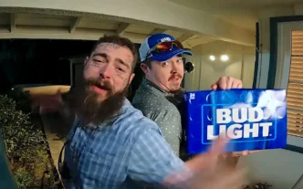 Dois homens segurando caixa de Bud Light.