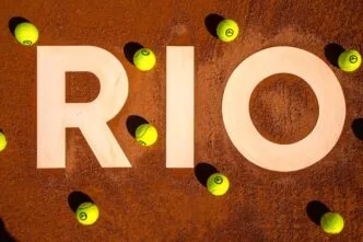 Bolas de tênis ao redor da palavra Rio.