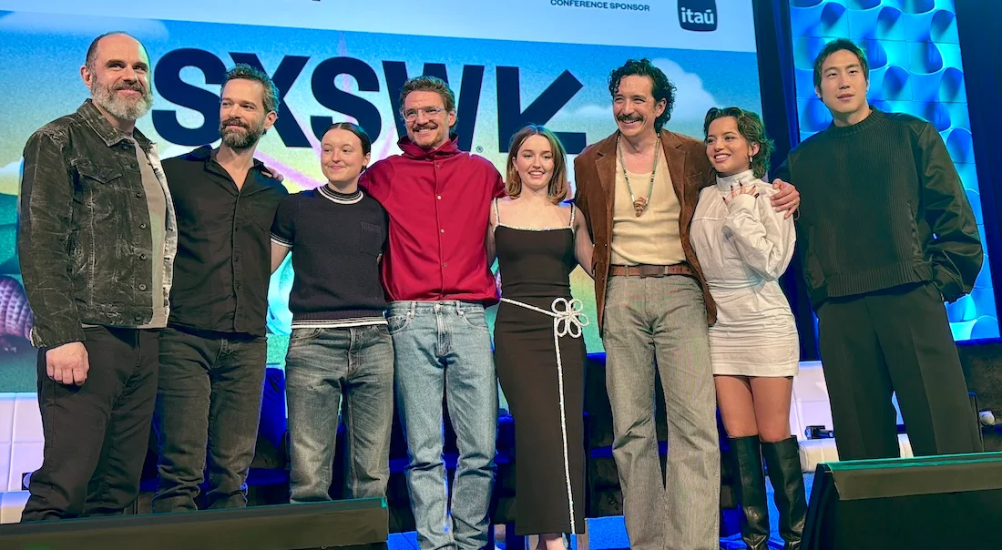 Pessoas posando juntas em evento SXSW.