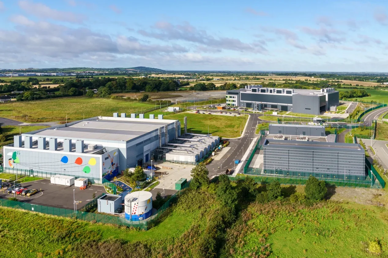 Centro de dados moderno em área rural verde.