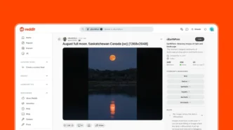 Lua cheia refletida em lago à noite.