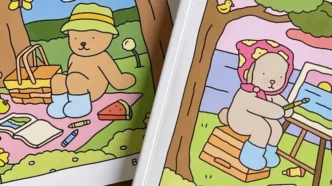 Ursinho piquenique desenhando na natureza.