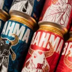 Latas coloridas de cerveja Brahma empilhadas