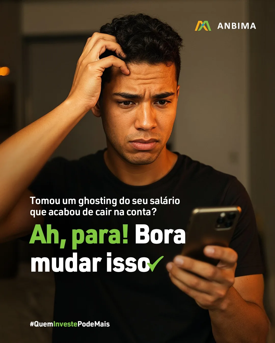 Homem preocupado olhando o celular.