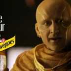 Pessoa com traje dourado, logo da Schweppes.