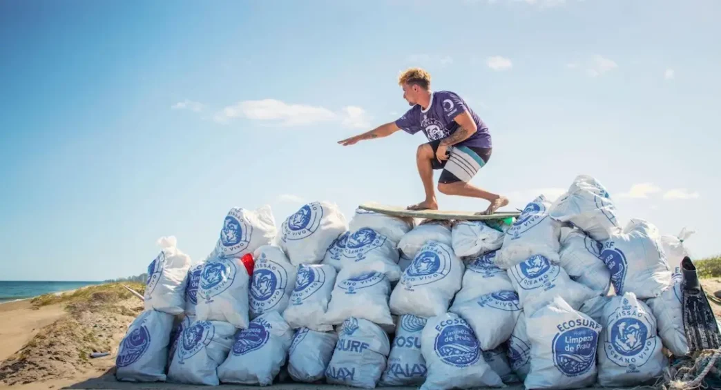 Surfe em sacos de lixo coletados na praia.