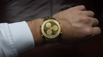 Relógio dourado com logotipo moderno no pulso.