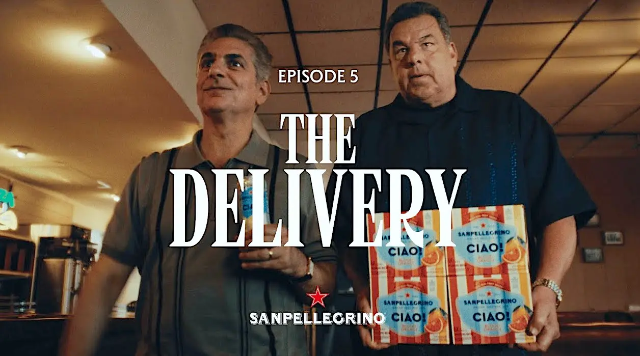 Cena de dois homens com caixas de bebidas.