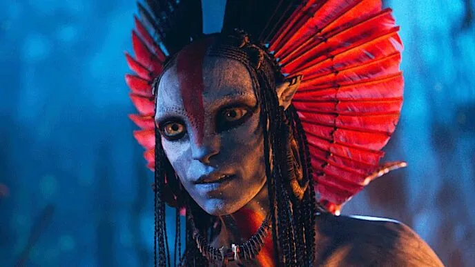 Personagem azul com adereço vermelho em ambiente futurista.